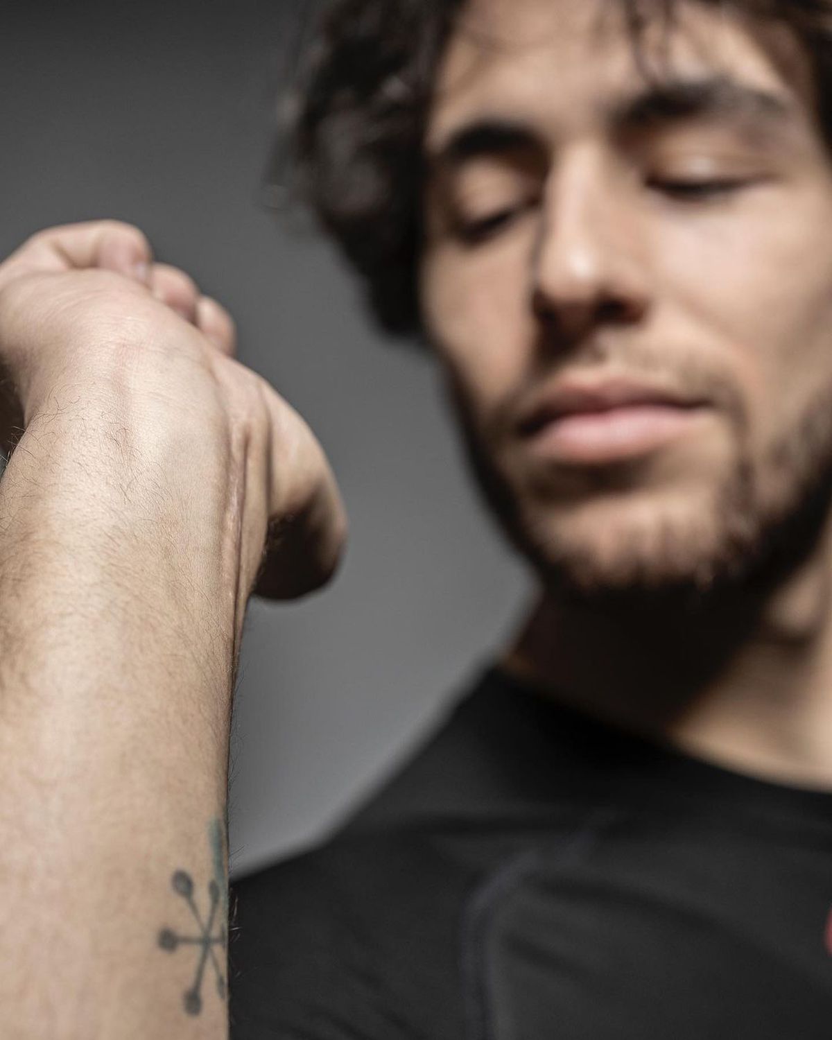 Durere și artă » Piloții din MotoGP așa cum nu i-ai mai văzut » S-au dezbrăcat și își arată cicatricile șocante, dar și tatuajele spectaculoase