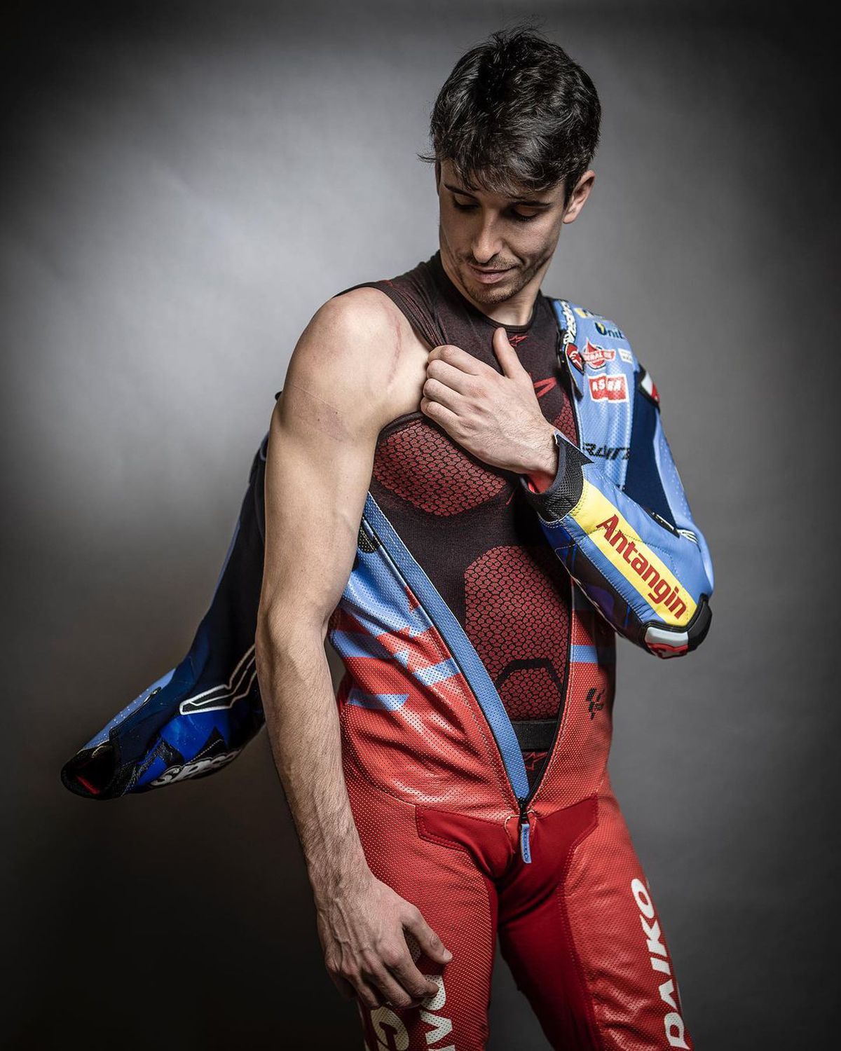 Durere și artă » Piloții din MotoGP așa cum nu i-ai mai văzut » S-au dezbrăcat și își arată cicatricile șocante, dar și tatuajele spectaculoase