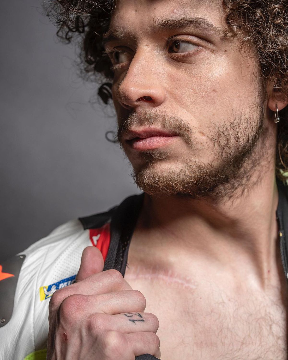 Durere și artă » Piloții din MotoGP așa cum nu i-ai mai văzut » S-au dezbrăcat și își arată cicatricile șocante, dar și tatuajele spectaculoase