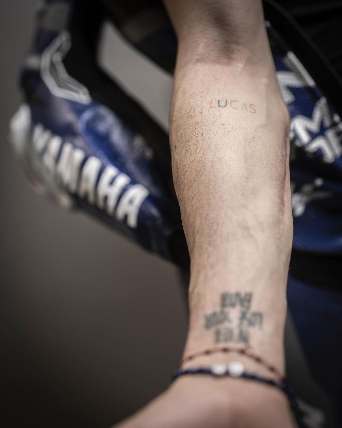 Piloții din MotoGP și-au arătat cicatricile și tatuajele