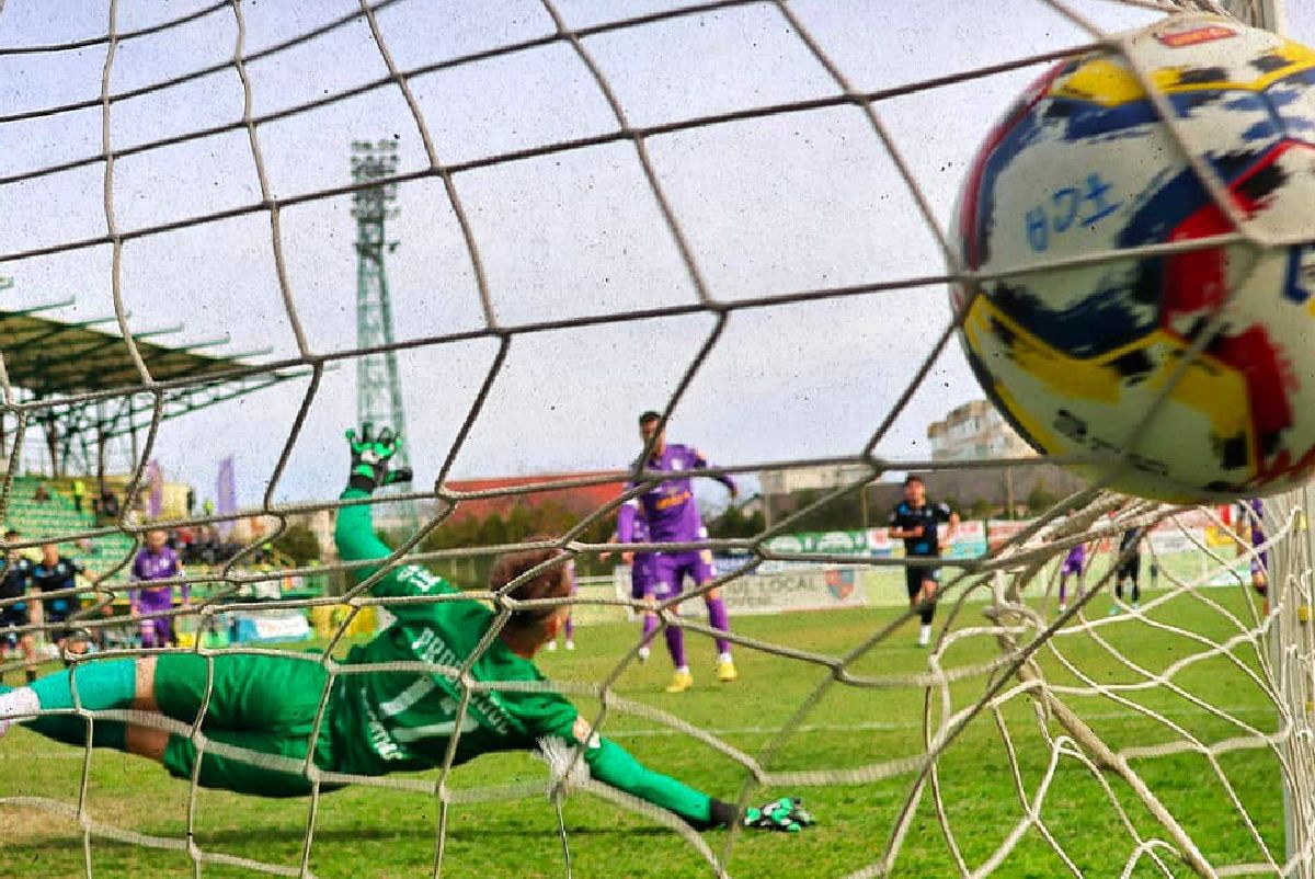 Risc de „implozie” la un club de tradiție! Conferință „nucleară” a antrenorului: „Te antrenezi pe un islaz și vrei să joci ca Barcelona? Suntem o echipă părăsită, nu avem pe nimeni!”