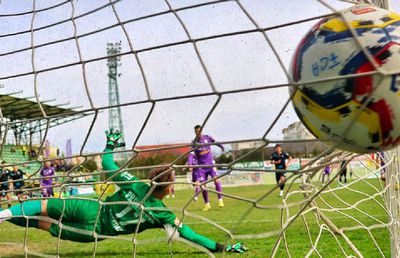 Risc de „implozie” la un club de tradiție! Conferință „nucleară” a antrenorului: „Te antrenezi pe un islaz și vrei să joci ca Barcelona? Suntem o echipă părăsită, nu avem pe nimeni!”