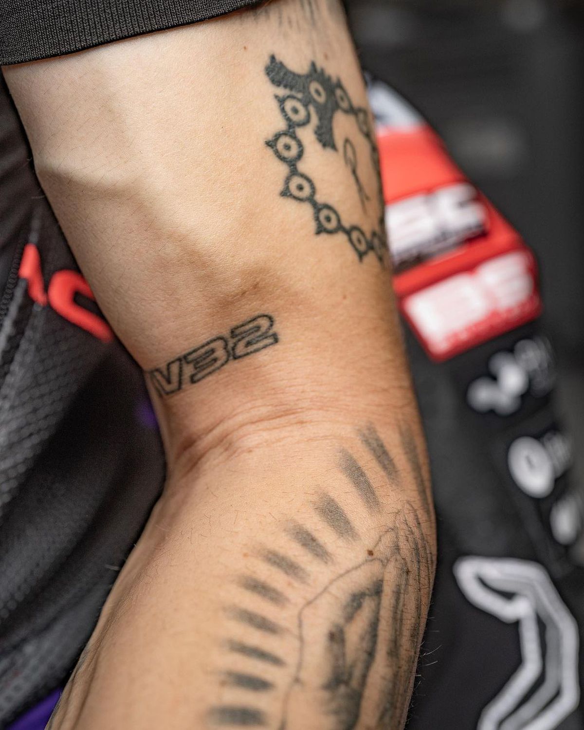 Durere și artă » Piloții din MotoGP așa cum nu i-ai mai văzut » S-au dezbrăcat și își arată cicatricile șocante, dar și tatuajele spectaculoase