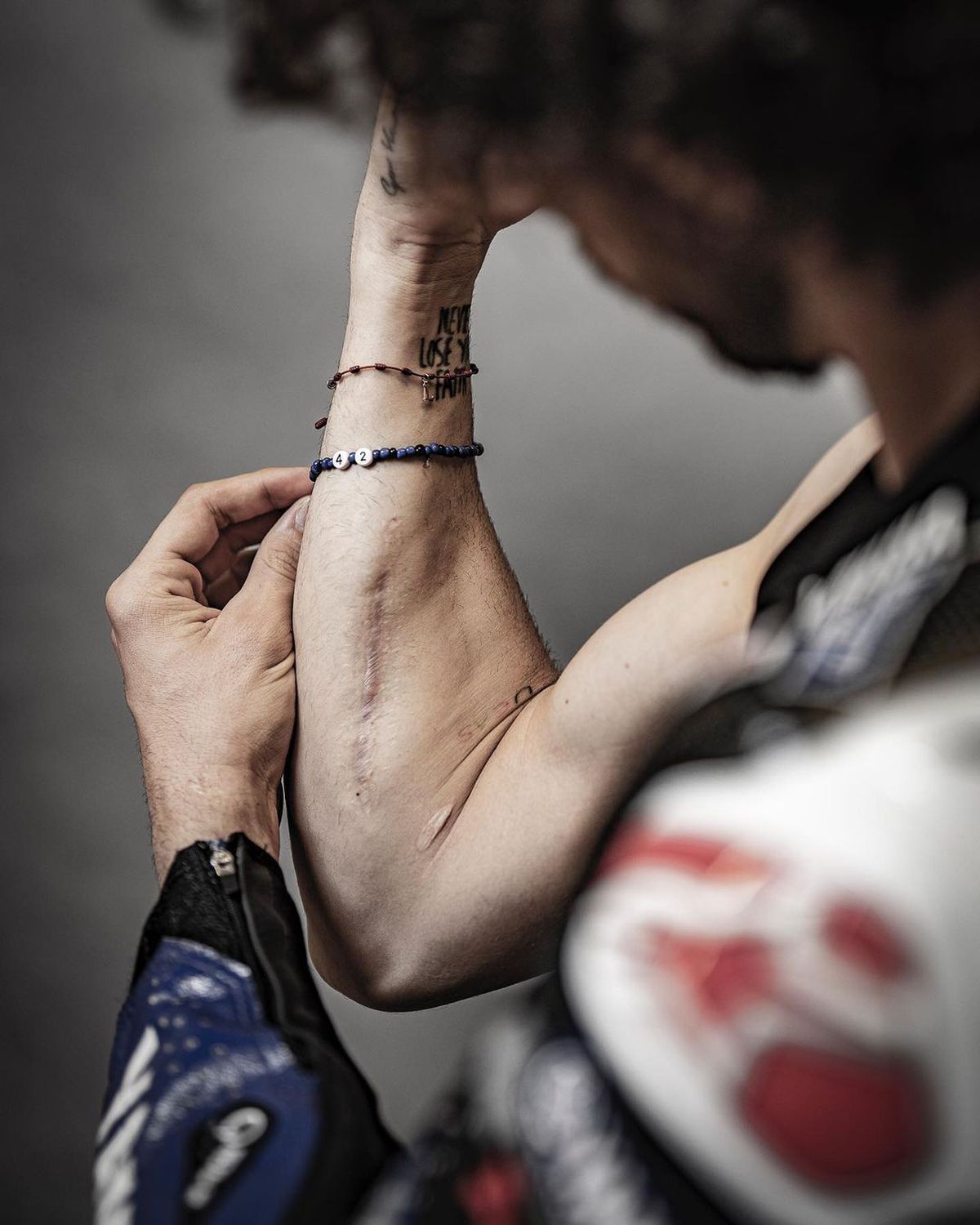 Durere și artă » Piloții din MotoGP așa cum nu i-ai mai văzut » S-au dezbrăcat și își arată cicatricile șocante, dar și tatuajele spectaculoase