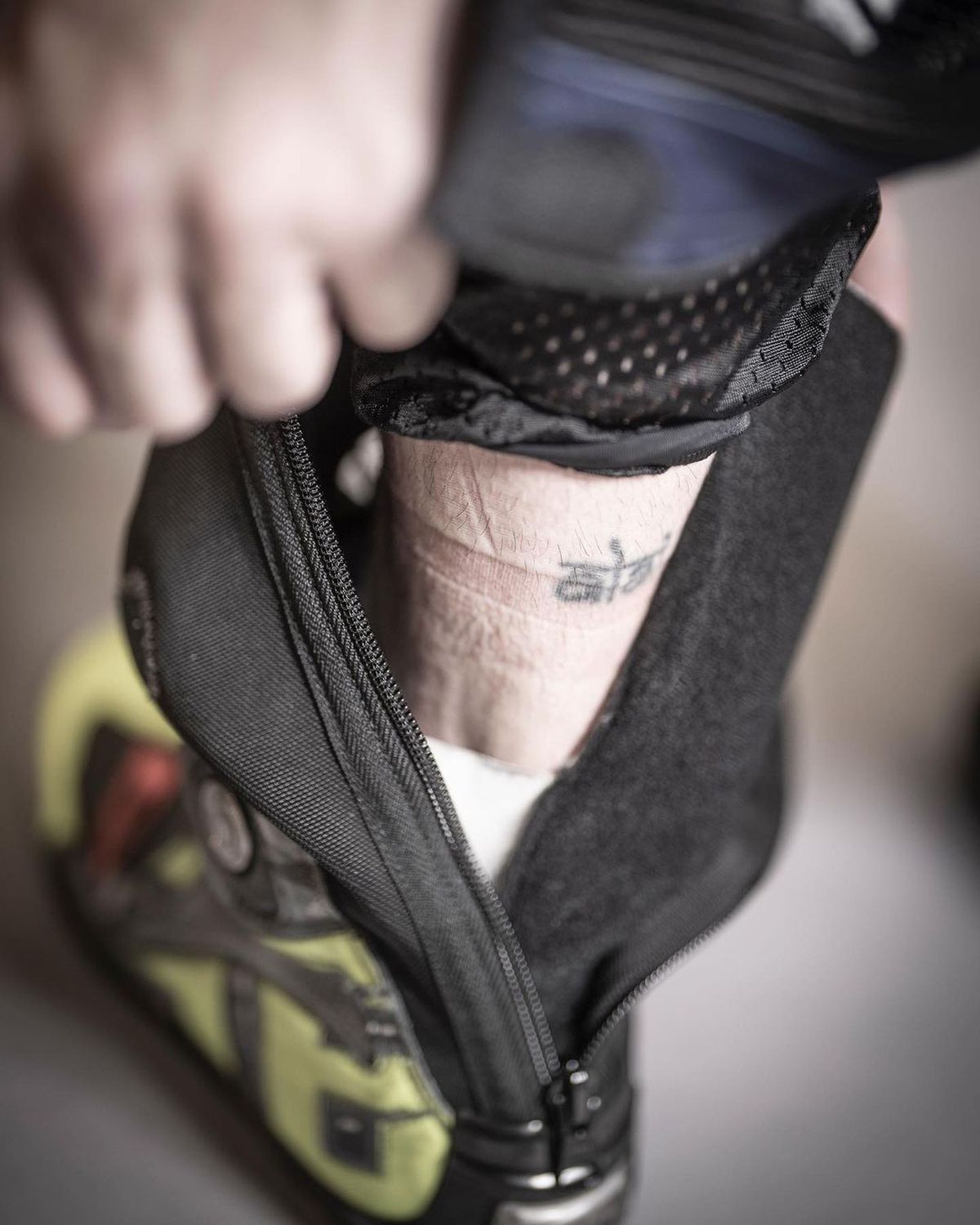 Durere și artă » Piloții din MotoGP așa cum nu i-ai mai văzut » S-au dezbrăcat și își arată cicatricile șocante, dar și tatuajele spectaculoase