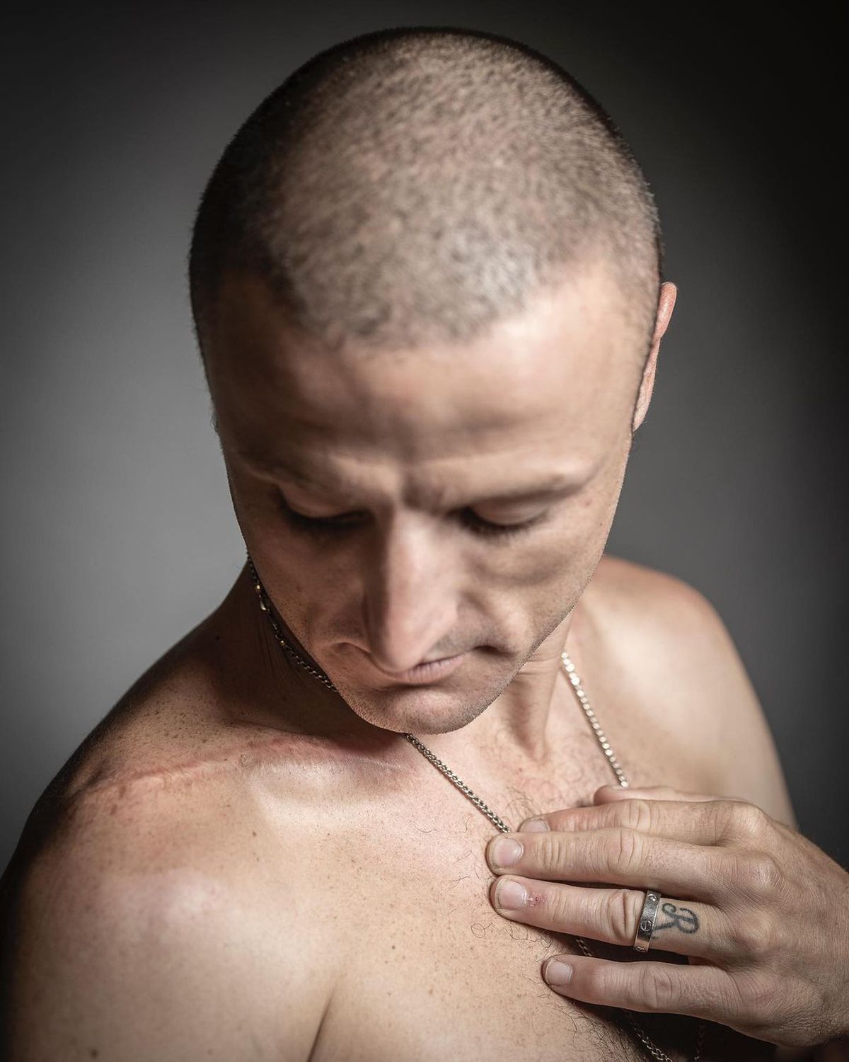 Durere și artă » Piloții din MotoGP așa cum nu i-ai mai văzut » S-au dezbrăcat și își arată cicatricile șocante, dar și tatuajele spectaculoase