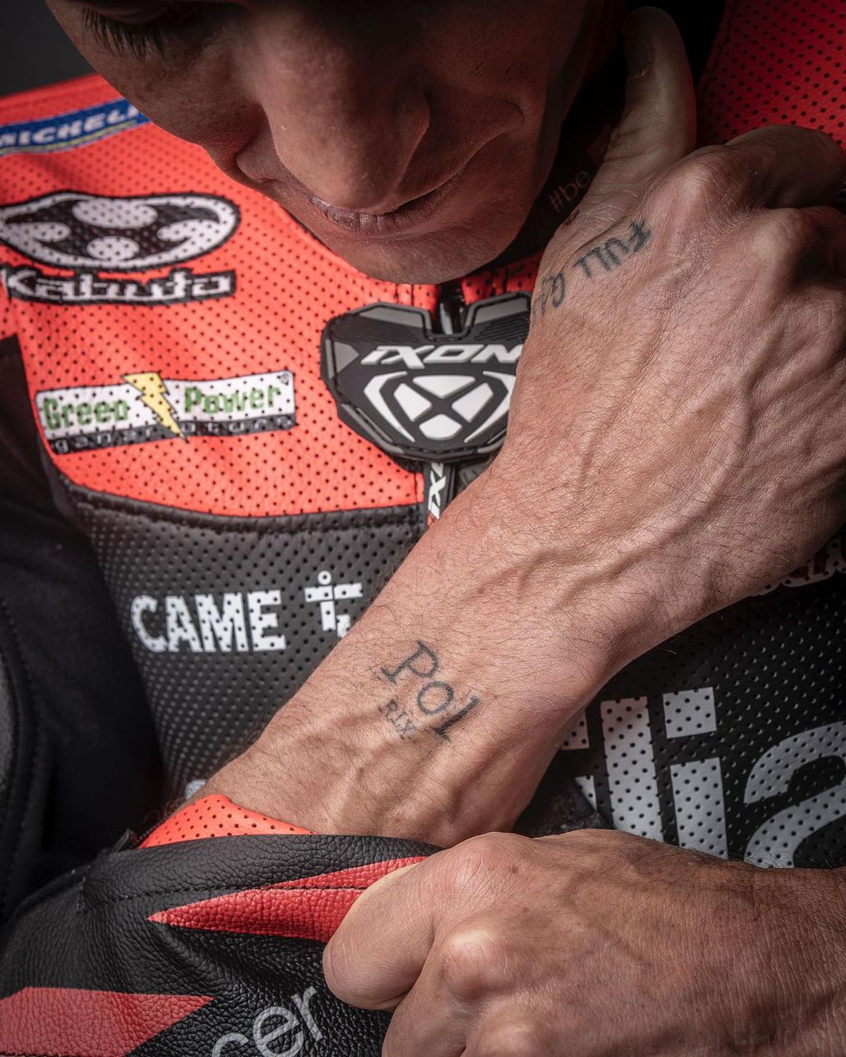 Durere și artă » Piloții din MotoGP așa cum nu i-ai mai văzut » S-au dezbrăcat și își arată cicatricile șocante, dar și tatuajele spectaculoase