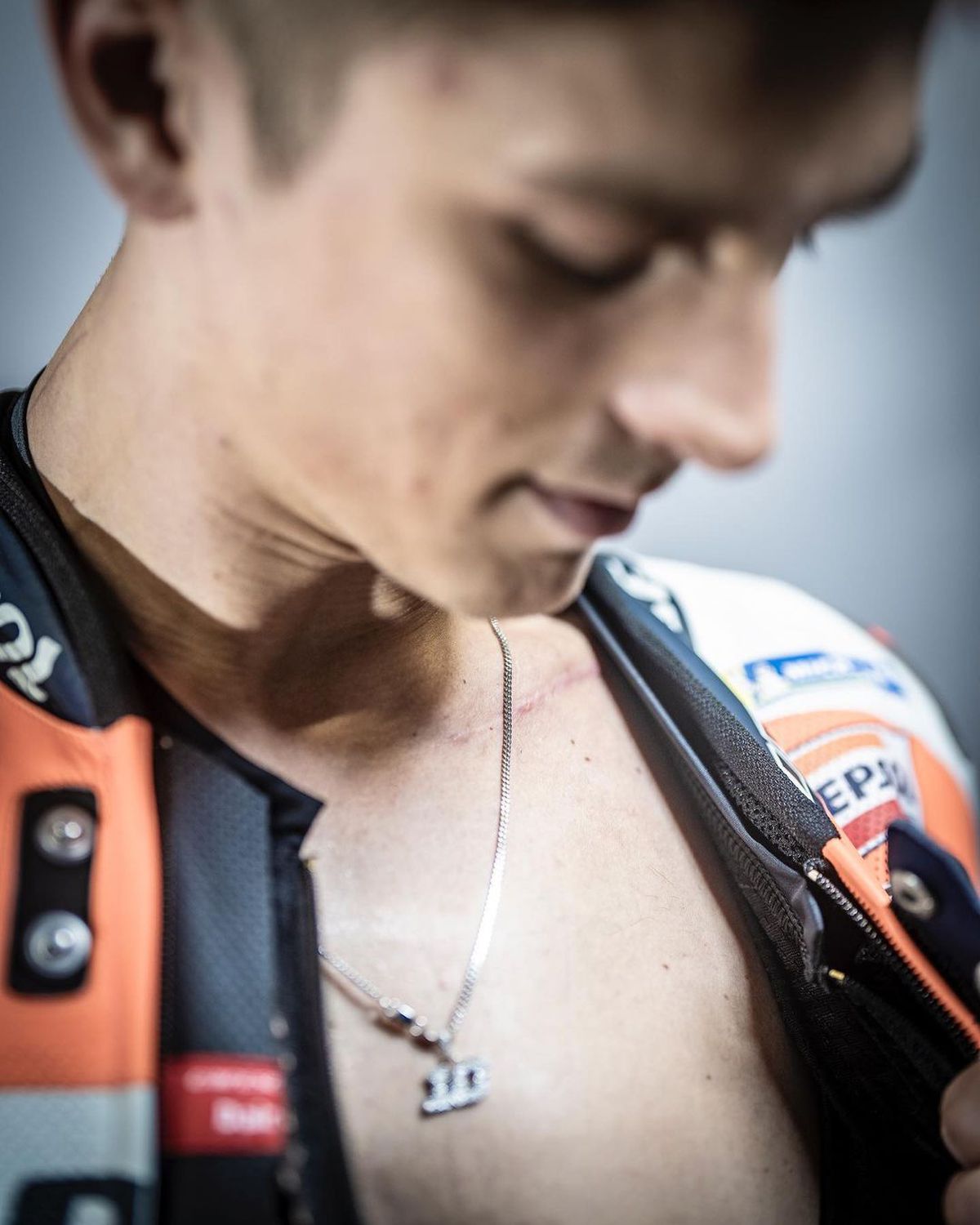 Durere și artă » Piloții din MotoGP așa cum nu i-ai mai văzut » S-au dezbrăcat și își arată cicatricile șocante, dar și tatuajele spectaculoase