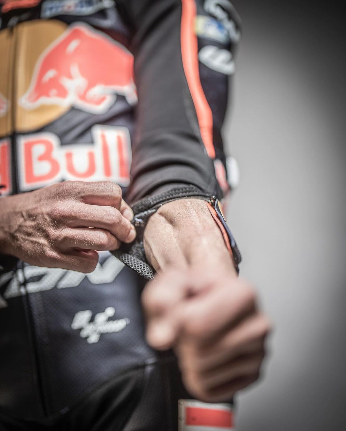 Durere și artă » Piloții din MotoGP așa cum nu i-ai mai văzut » S-au dezbrăcat și își arată cicatricile șocante, dar și tatuajele spectaculoase