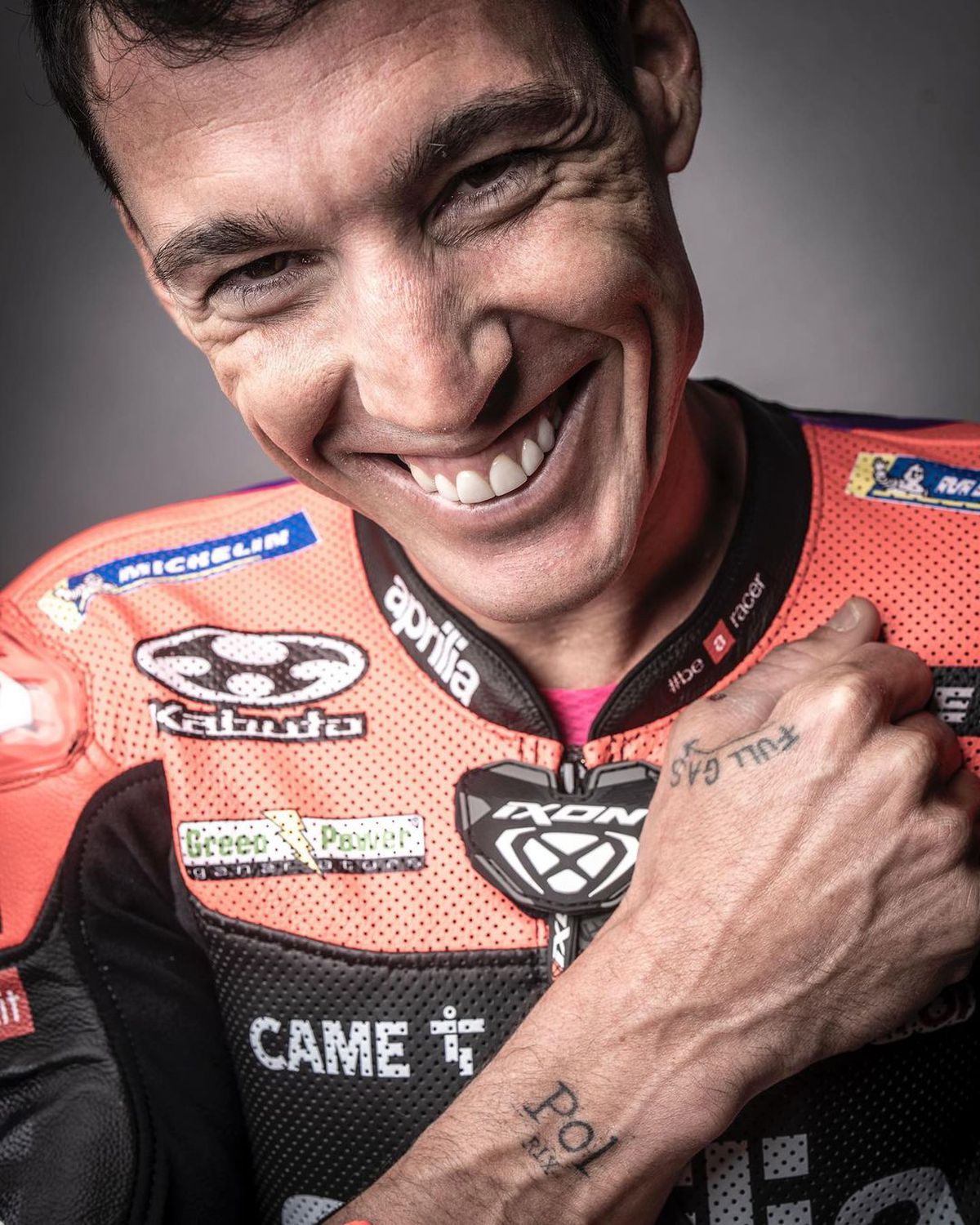 Durere și artă » Piloții din MotoGP așa cum nu i-ai mai văzut » S-au dezbrăcat și își arată cicatricile șocante, dar și tatuajele spectaculoase