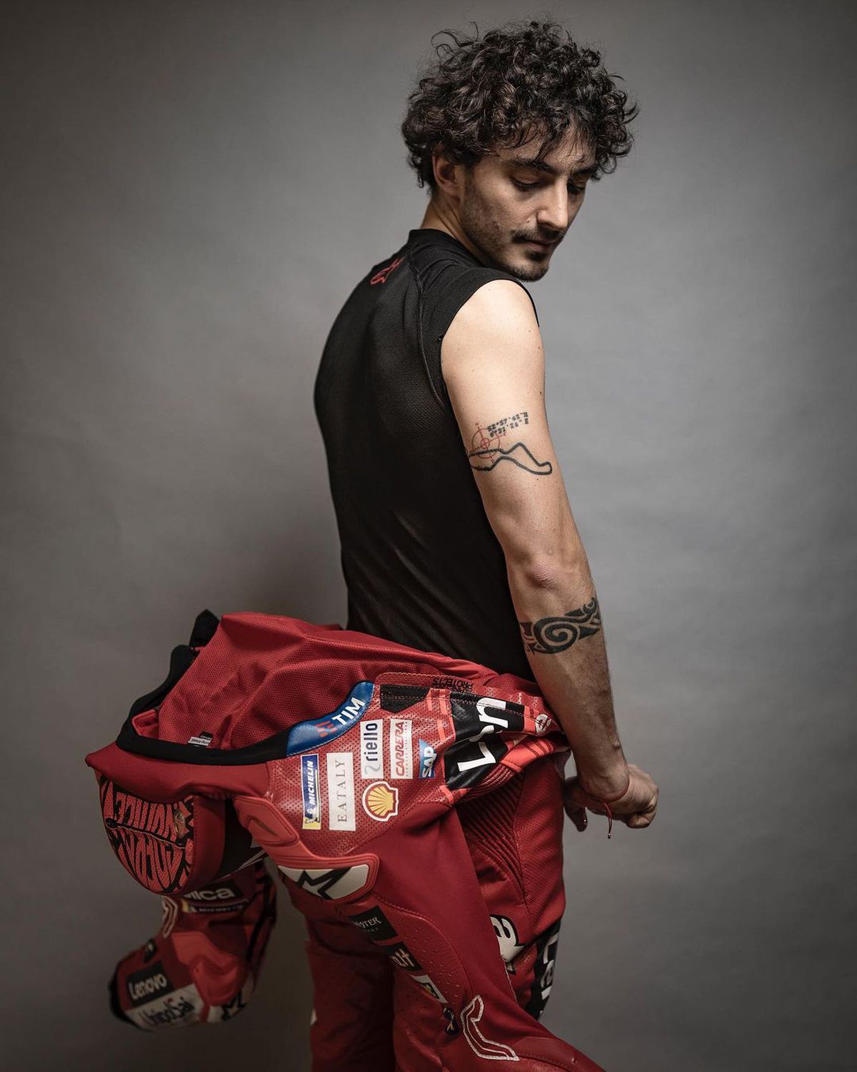 Durere și artă » Piloții din MotoGP așa cum nu i-ai mai văzut » S-au dezbrăcat și își arată cicatricile șocante, dar și tatuajele spectaculoase