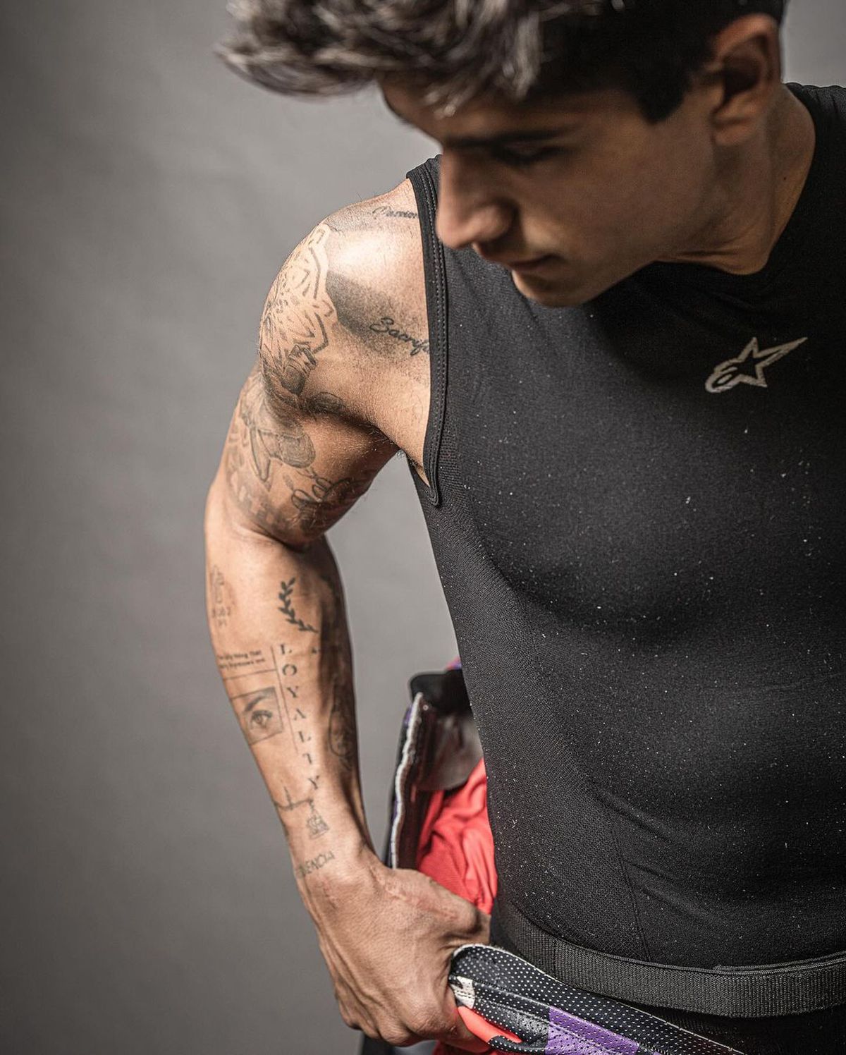 Durere și artă » Piloții din MotoGP așa cum nu i-ai mai văzut » S-au dezbrăcat și își arată cicatricile șocante, dar și tatuajele spectaculoase