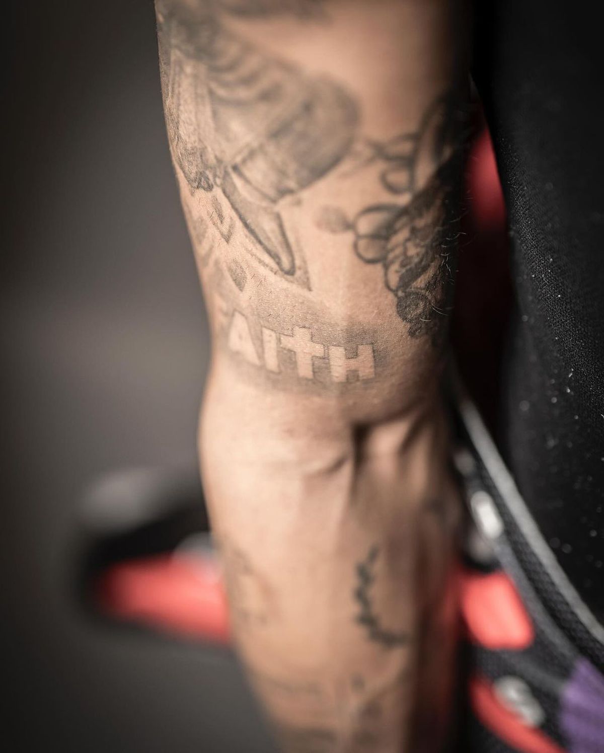 Durere și artă » Piloții din MotoGP așa cum nu i-ai mai văzut » S-au dezbrăcat și își arată cicatricile șocante, dar și tatuajele spectaculoase