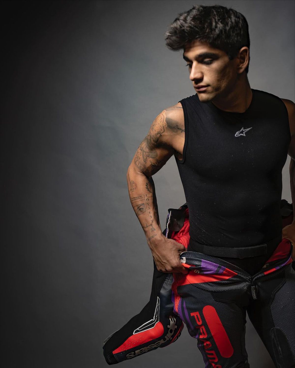 Durere și artă » Piloții din MotoGP așa cum nu i-ai mai văzut » S-au dezbrăcat și își arată cicatricile șocante, dar și tatuajele spectaculoase