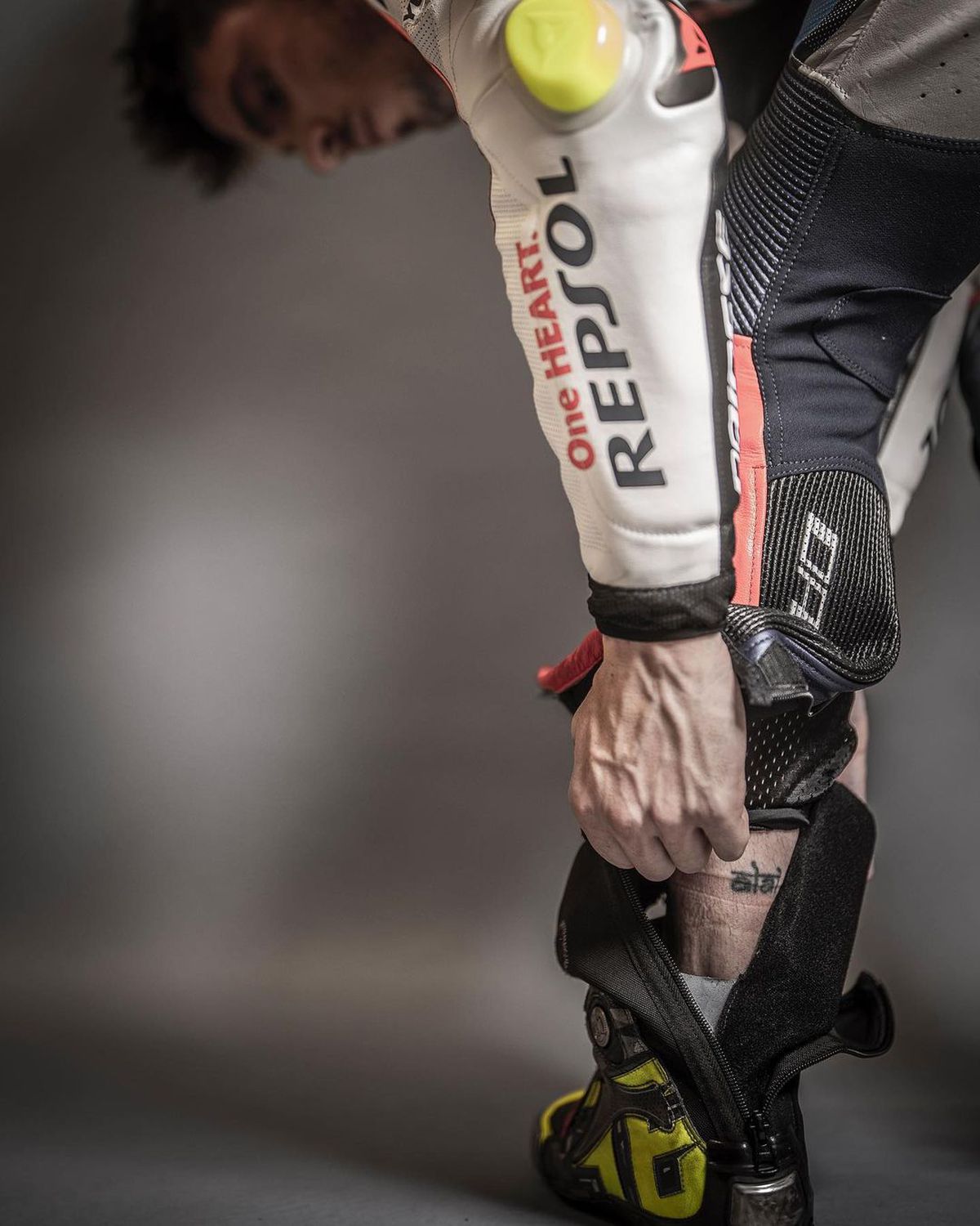 Durere și artă » Piloții din MotoGP așa cum nu i-ai mai văzut » S-au dezbrăcat și își arată cicatricile șocante, dar și tatuajele spectaculoase