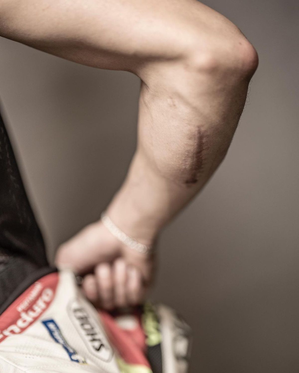 Piloții din MotoGP și-au arătat cicatricile și tatuajele
