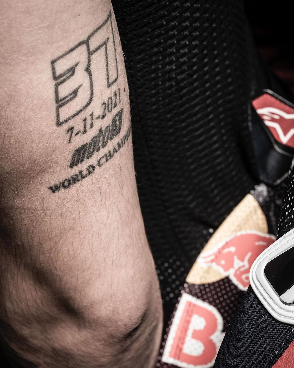 Durere și artă » Piloții din MotoGP așa cum nu i-ai mai văzut » S-au dezbrăcat și își arată cicatricile șocante, dar și tatuajele spectaculoase