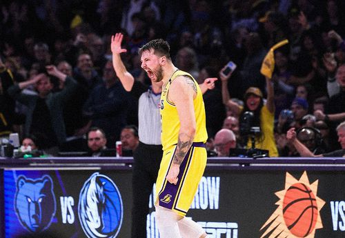Los Angeles Lakers a învins după prelungiri New York Knicks, scor 113-109, grație unei noi prestații impresionante a tandemului LeBron James - Luka Doncic.