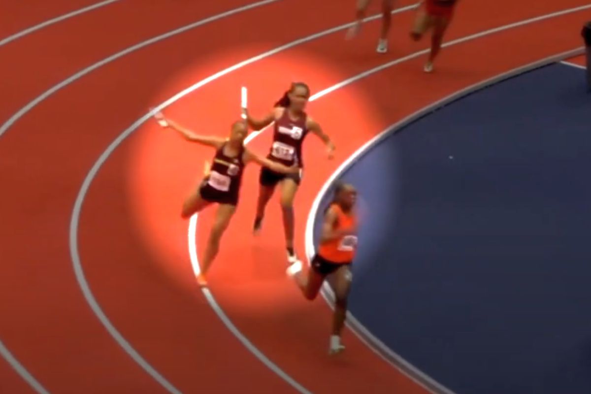 Moment incredibil la o cursă de atletism: și-a lovit adversara cu bastonul de ștafetă în cap + reacția familiei: „Nimeni nu și-a cerut scuze”