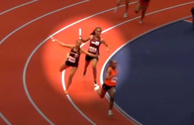 Moment incredibil la o cursă de atletism: și-a lovit adversara cu bastonul de ștafetă în cap + reacția familiei: „Nimeni nu și-a cerut scuze”