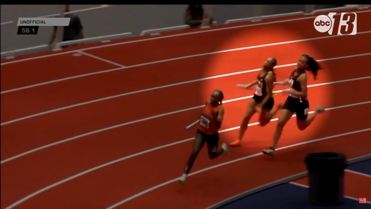 Moment incredibil la o cursă de atletism: și-a lovit adversara cu bastonul de ștafetă în cap + reacția familiei: „Nimeni nu și-a cerut scuze”