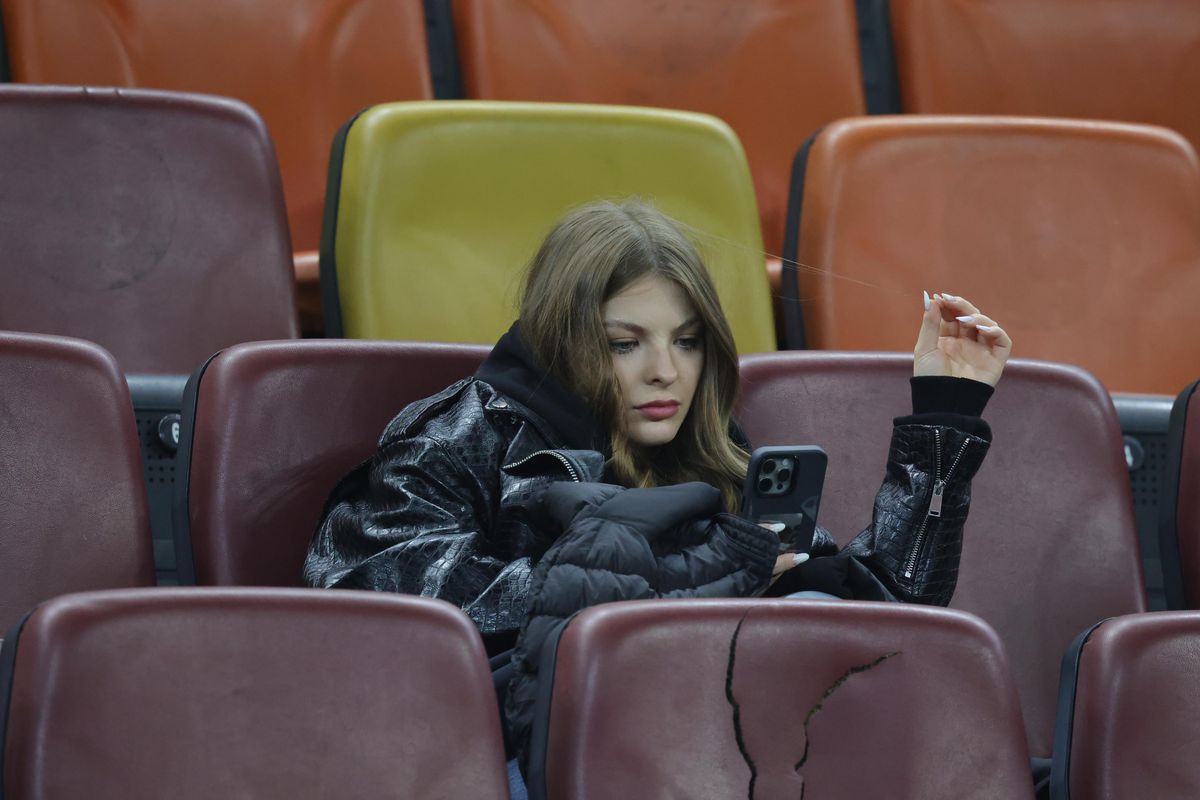 A atras toate privirile la FCSB - Lyon » Cum a fost surprinsă iubita marelui absent