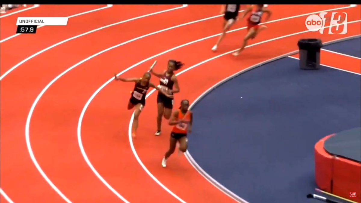 Moment incredibil la o cursă de atletism: și-a lovit adversara cu bastonul de ștafetă în cap + reacția familiei: „Nimeni nu și-a cerut scuze”