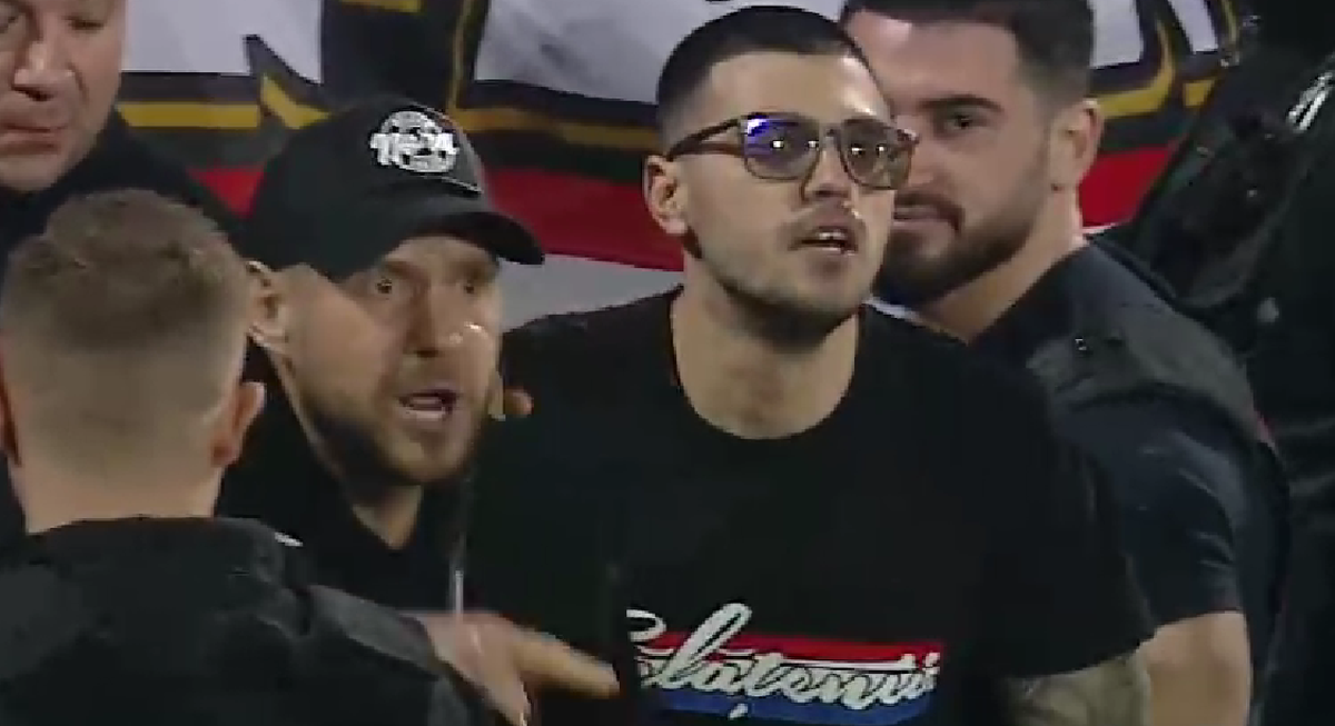 Imagini HALUCINANTE la finalul partidei dintre Oțelul Galați și Poli Iași » Suporterii au sărit în teren și i-au luat la rost pe jucători: „Astfel de amenințări nu sunt în regulă”