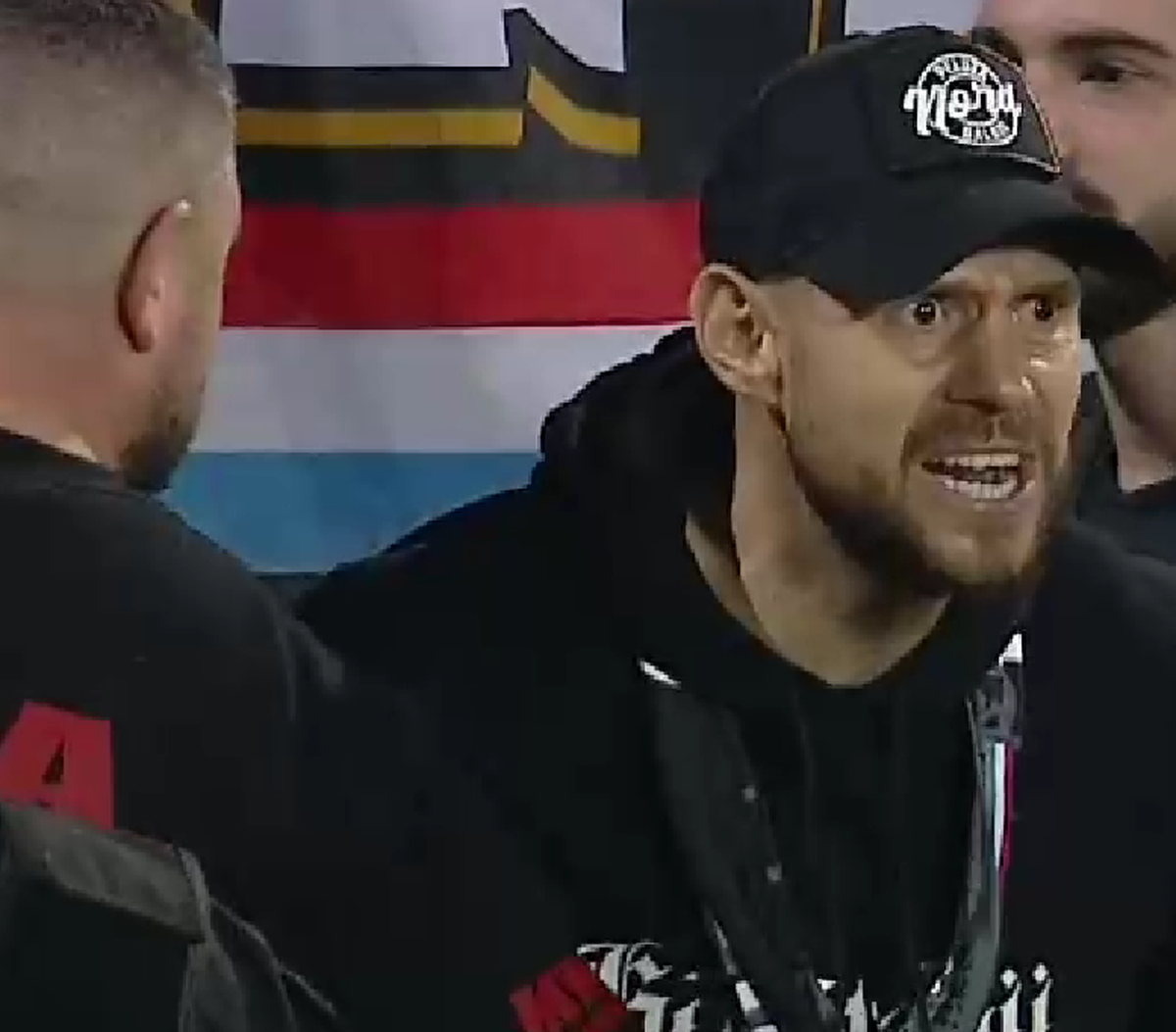 Imagini HALUCINANTE la finalul partidei dintre Oțelul Galați și Poli Iași » Suporterii au sărit în teren și i-au luat la rost pe jucători: „Astfel de amenințări nu sunt în regulă”