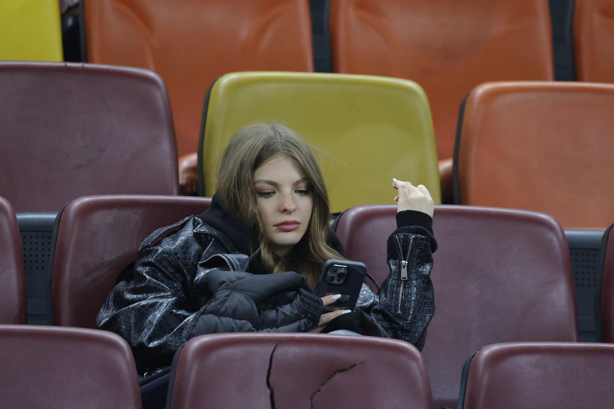 A atras toate privirile la FCSB - Lyon » Cum a fost surprinsă iubita marelui absent