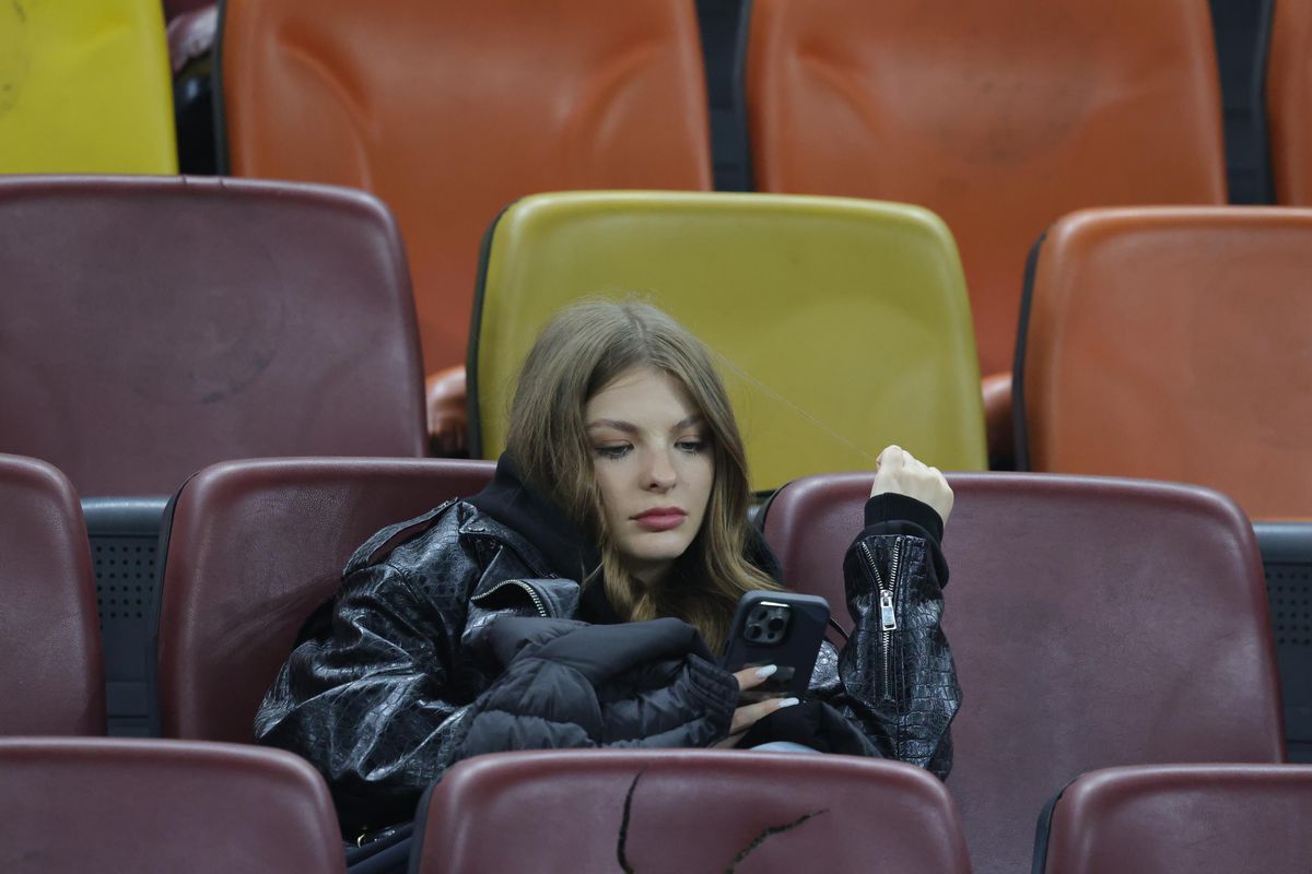 A atras toate privirile la FCSB - Lyon » Cum a fost surprinsă iubita marelui absent