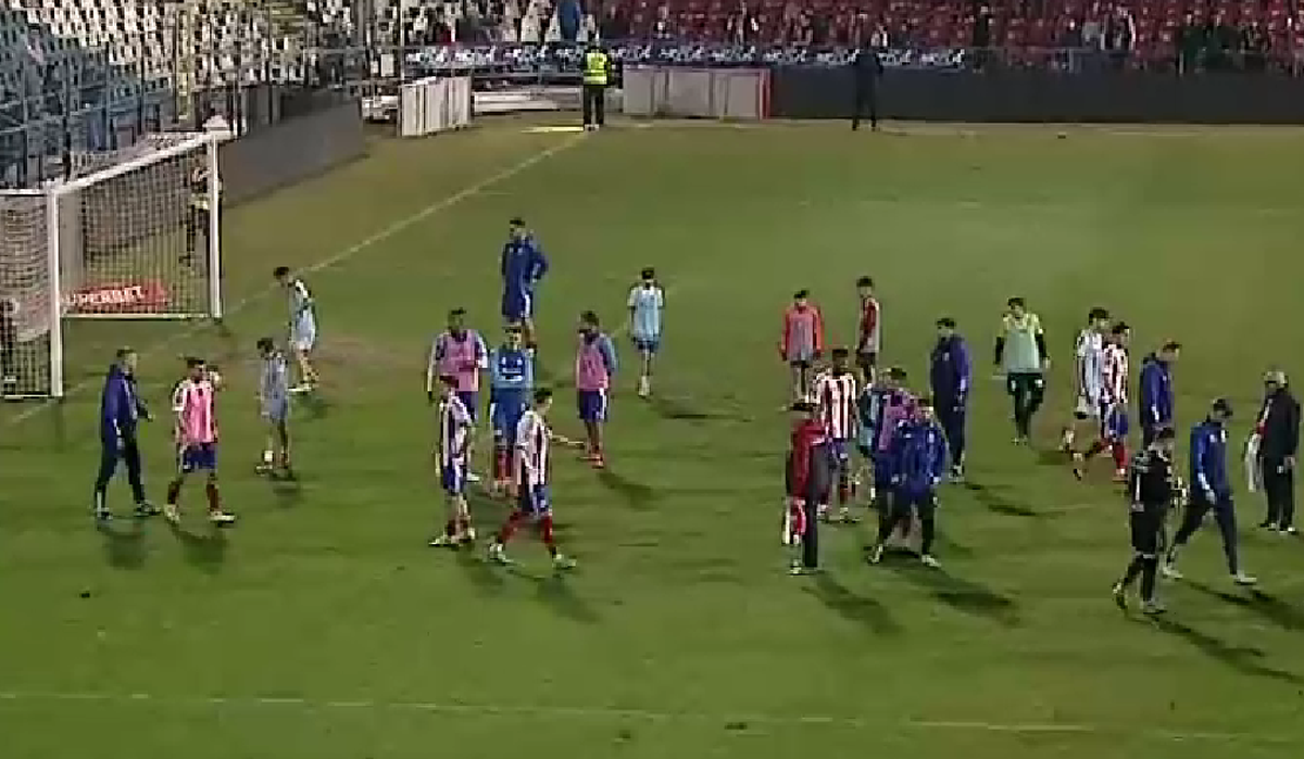 Imagini HALUCINANTE la finalul partidei dintre Oțelul Galați și Poli Iași » Suporterii au sărit în teren și i-au luat la rost pe jucători: „Astfel de amenințări nu sunt în regulă”