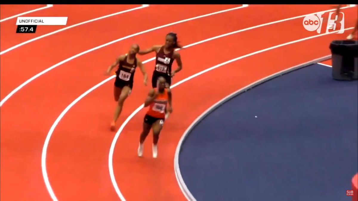 Moment incredibil la o cursă de atletism: și-a lovit adversara cu bastonul de ștafetă în cap + reacția familiei: „Nimeni nu și-a cerut scuze”