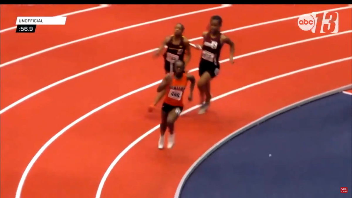 Moment incredibil la o cursă de atletism: și-a lovit adversara cu bastonul de ștafetă în cap + reacția familiei: „Nimeni nu și-a cerut scuze”