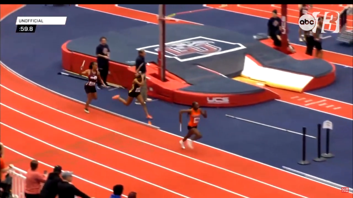 Moment incredibil la o cursă de atletism: și-a lovit adversara cu bastonul de ștafetă în cap + reacția familiei: „Nimeni nu și-a cerut scuze”