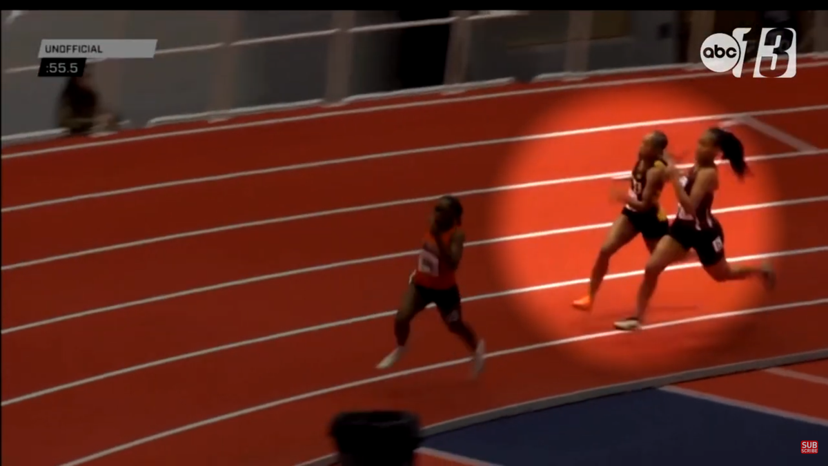 Moment incredibil la o cursă de atletism: și-a lovit adversara cu bastonul de ștafetă în cap + reacția familiei: „Nimeni nu și-a cerut scuze”