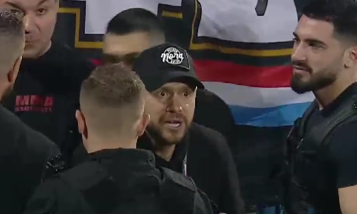 Imagini HALUCINANTE la finalul partidei dintre Oțelul Galați și Poli Iași » Suporterii au sărit în teren și i-au luat la rost pe jucători: „Astfel de amenințări nu sunt în regulă”