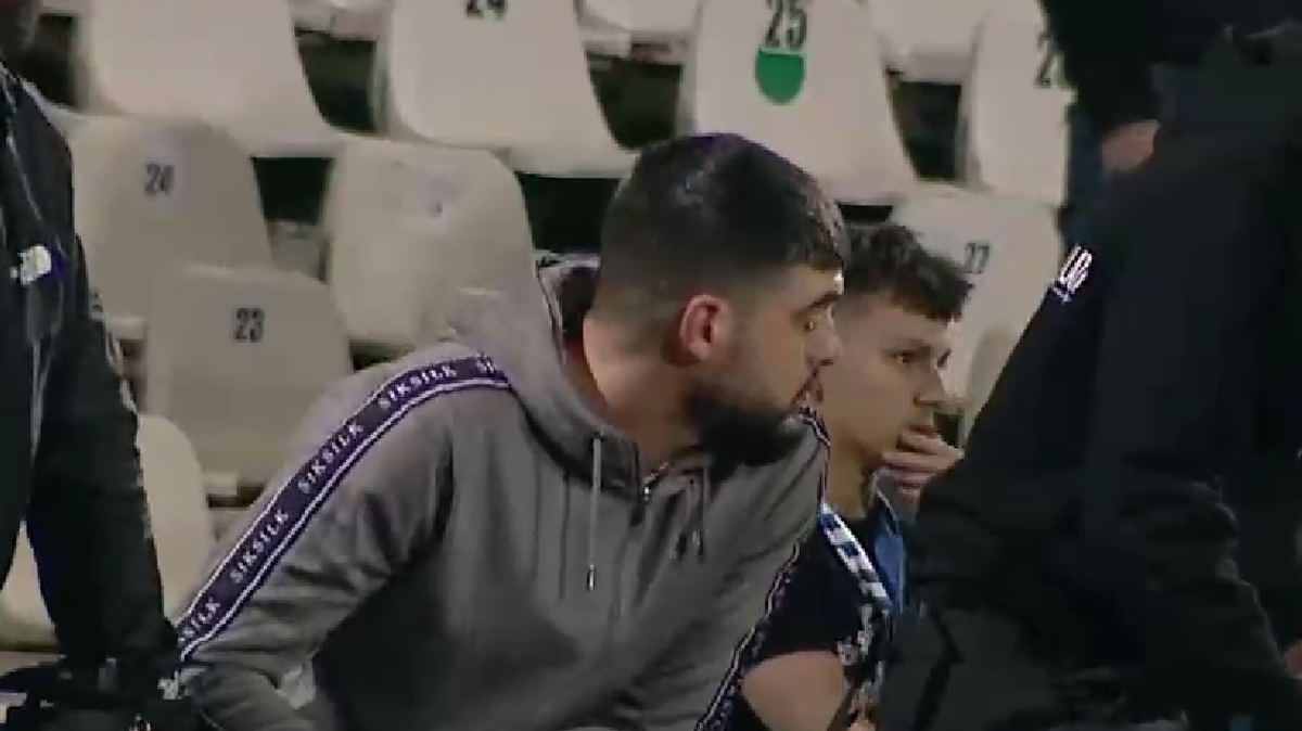 Imagini HALUCINANTE la finalul partidei dintre Oțelul Galați și Poli Iași » Suporterii au sărit în teren și i-au luat la rost pe jucători: „Astfel de amenințări nu sunt în regulă”