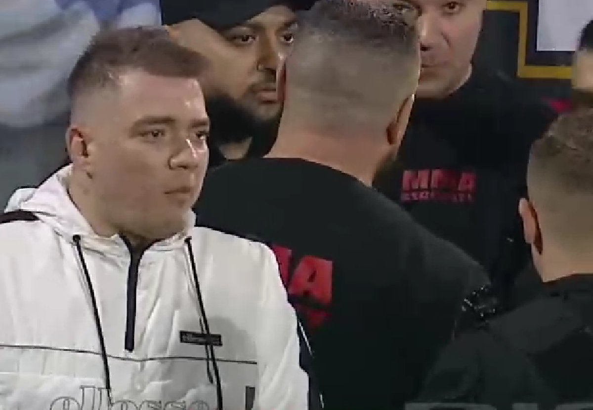 Imagini HALUCINANTE la finalul partidei dintre Oțelul Galați și Poli Iași » Suporterii au sărit în teren și i-au luat la rost pe jucători: „Astfel de amenințări nu sunt în regulă”