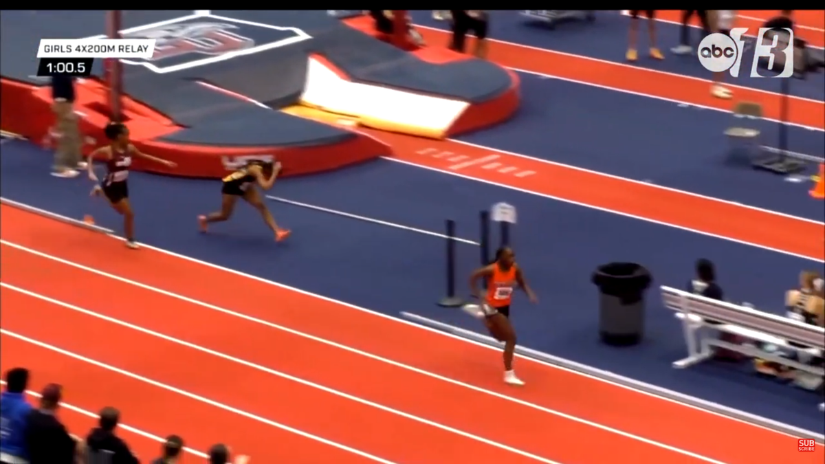 Moment incredibil la o cursă de atletism: și-a lovit adversara cu bastonul de ștafetă în cap + reacția familiei: „Nimeni nu și-a cerut scuze”