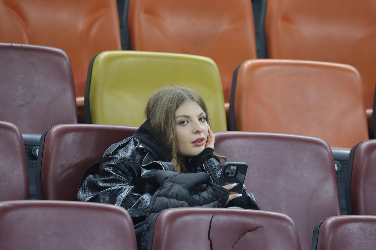 A atras toate privirile la FCSB - Lyon » Cum a fost surprinsă iubita marelui absent