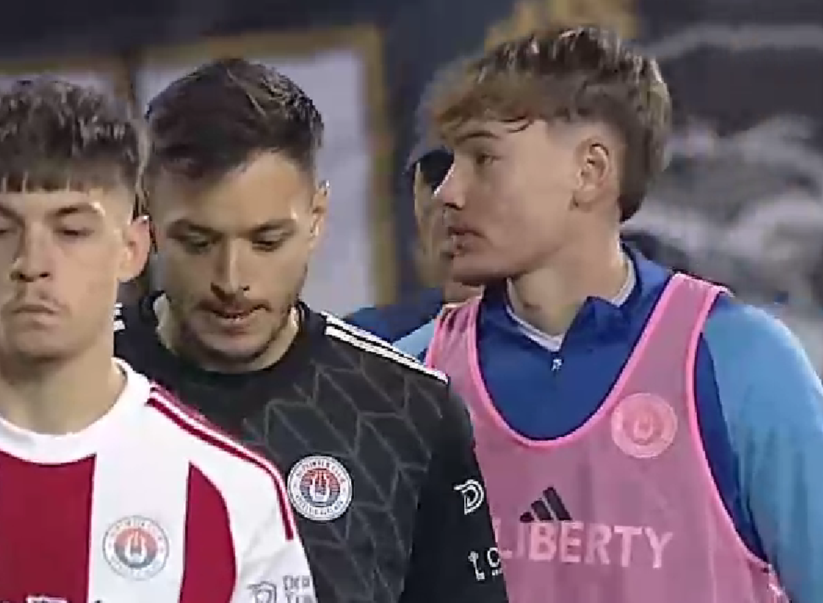 Imagini HALUCINANTE la finalul partidei dintre Oțelul Galați și Poli Iași » Suporterii au sărit în teren și i-au luat la rost pe jucători: „Astfel de amenințări nu sunt în regulă”