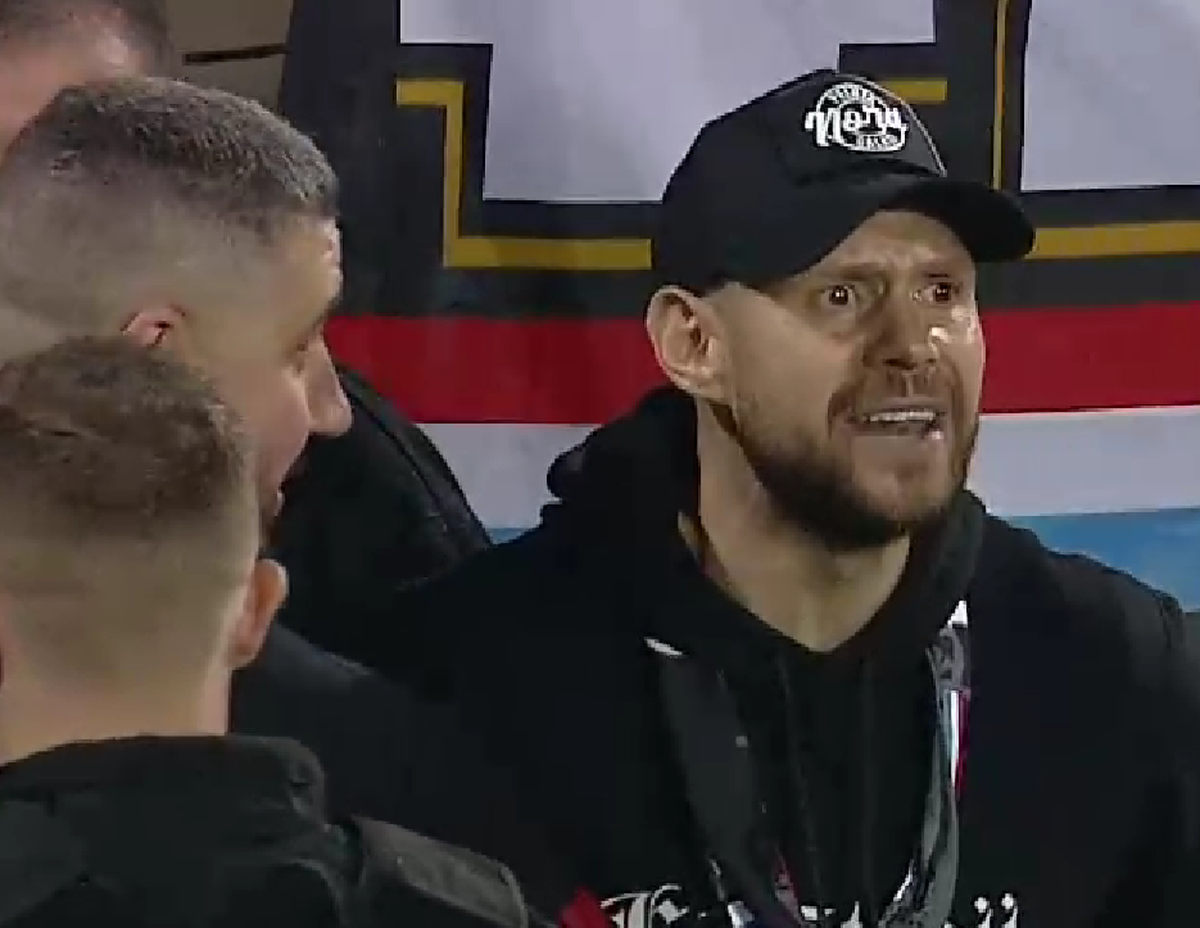 Imagini HALUCINANTE la finalul partidei dintre Oțelul Galați și Poli Iași » Suporterii au sărit în teren și i-au luat la rost pe jucători: „Astfel de amenințări nu sunt în regulă”