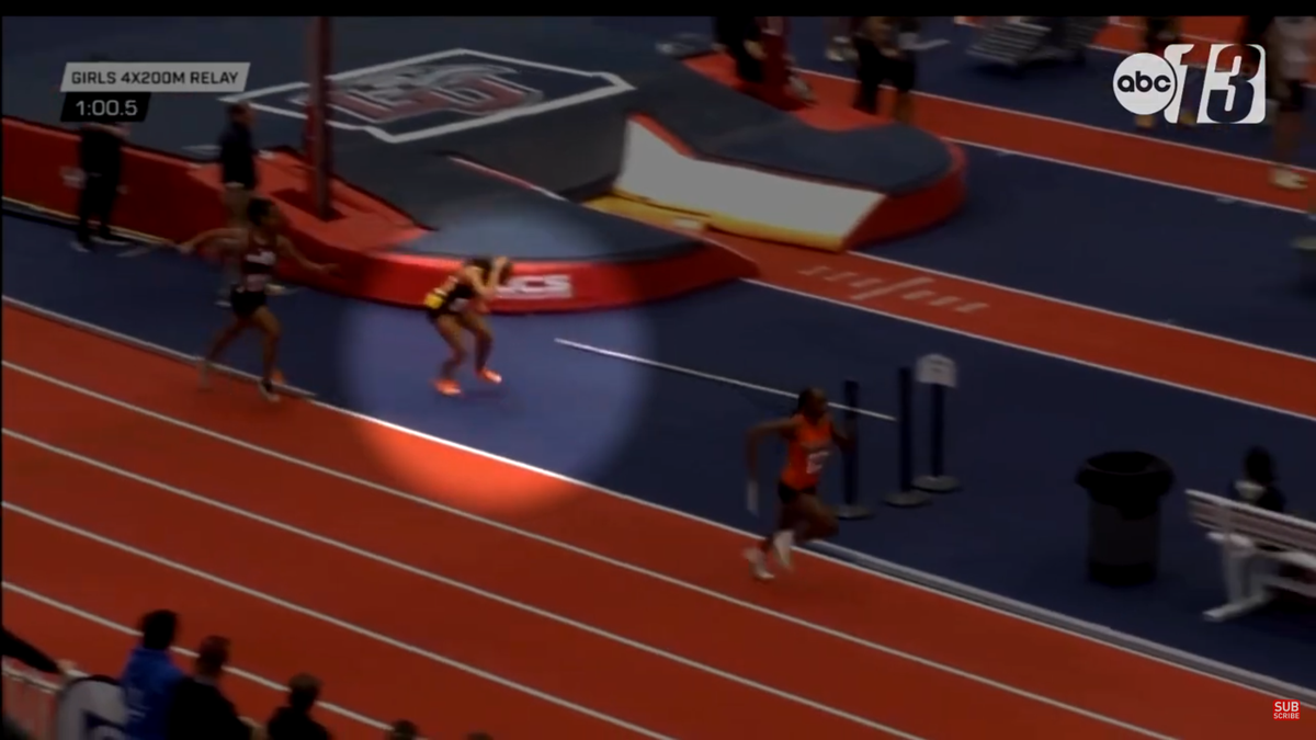 Moment incredibil la o cursă de atletism: și-a lovit adversara cu bastonul de ștafetă în cap + reacția familiei: „Nimeni nu și-a cerut scuze”