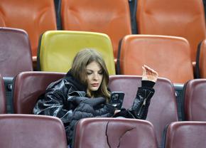 A atras toate privirile la FCSB - Lyon » Cum a fost surprinsă iubita marelui absent