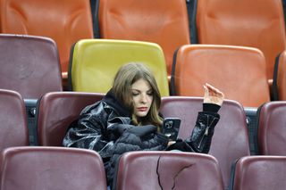 A atras toate privirile la FCSB - Lyon » Cum a fost surprinsă iubita marelui absent