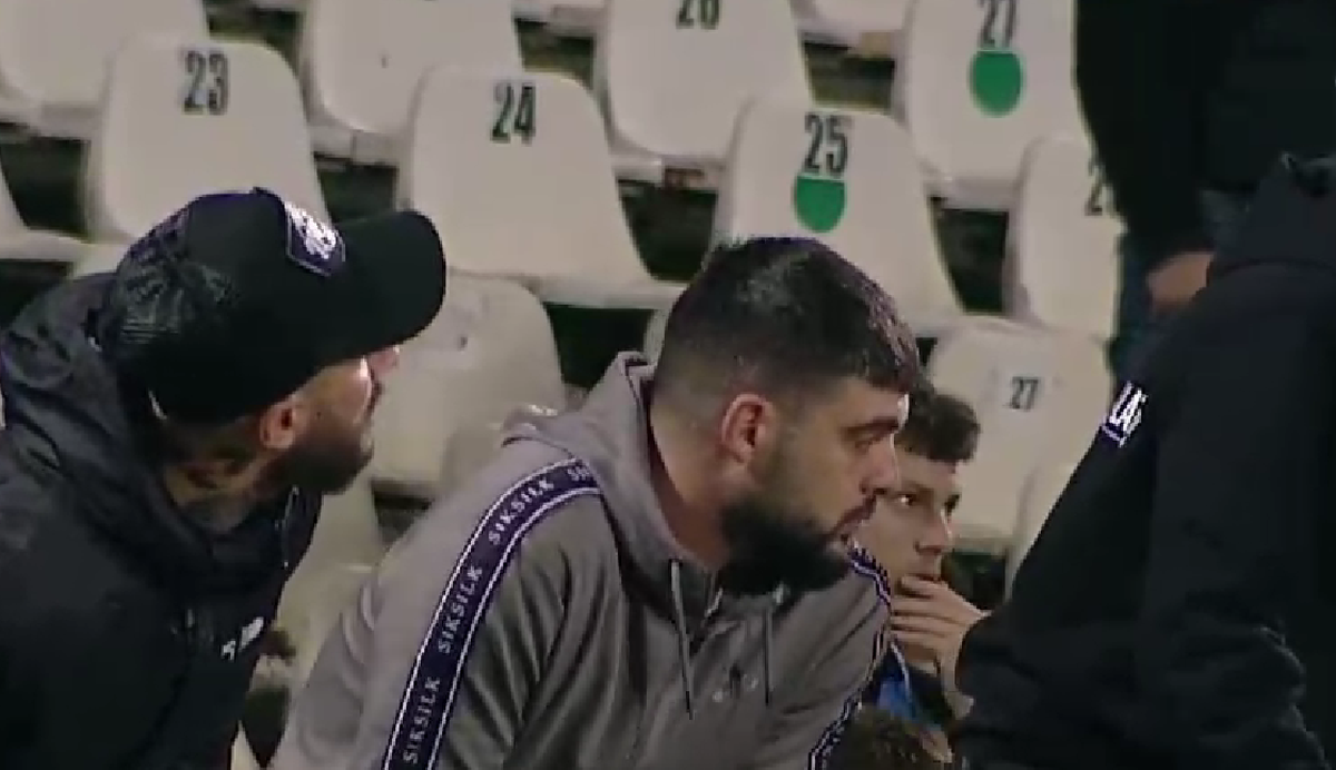 Imagini HALUCINANTE la finalul partidei dintre Oțelul Galați și Poli Iași » Suporterii au sărit în teren și i-au luat la rost pe jucători: „Astfel de amenințări nu sunt în regulă”