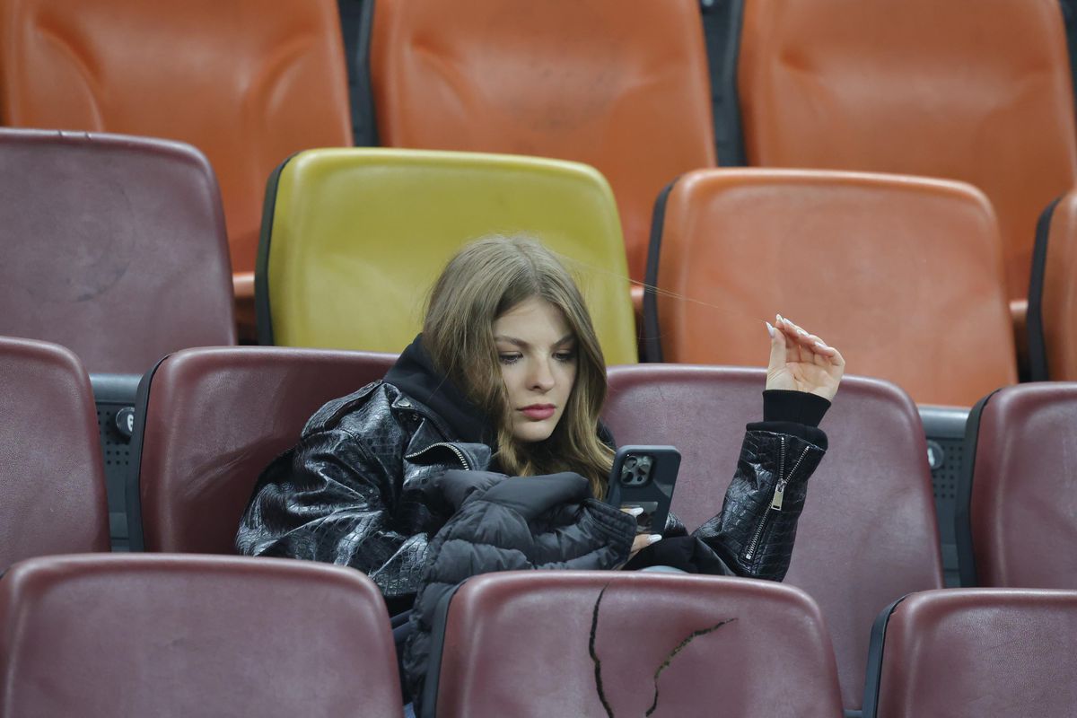 A atras toate privirile la FCSB - Lyon » Cum a fost surprinsă iubita marelui absent