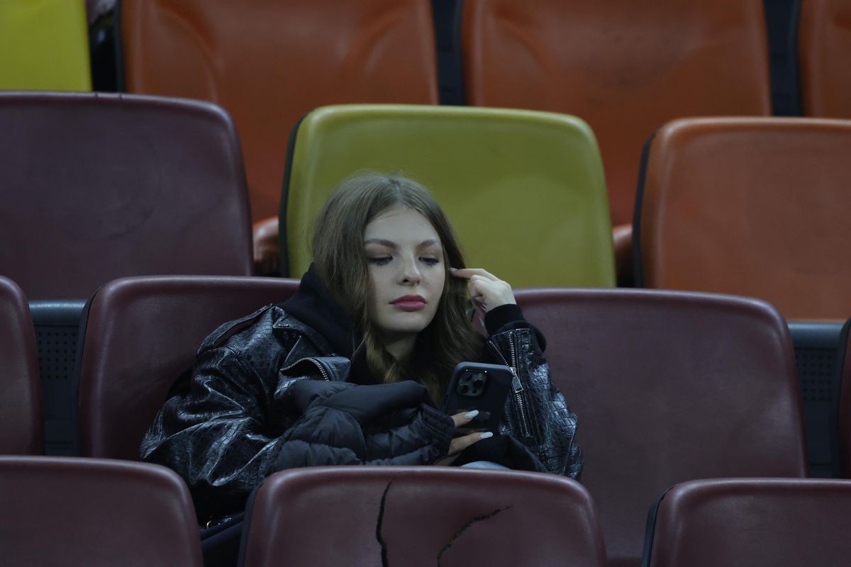 A atras toate privirile la FCSB - Lyon » Cum a fost surprinsă iubita marelui absent