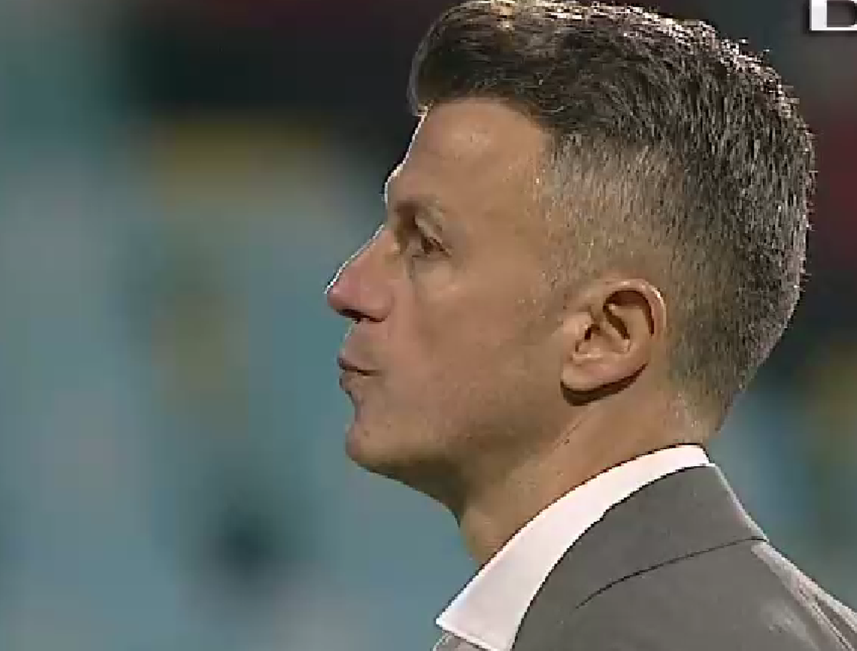 Imagini HALUCINANTE la finalul partidei dintre Oțelul Galați și Poli Iași » Suporterii au sărit în teren și i-au luat la rost pe jucători: „Astfel de amenințări nu sunt în regulă”